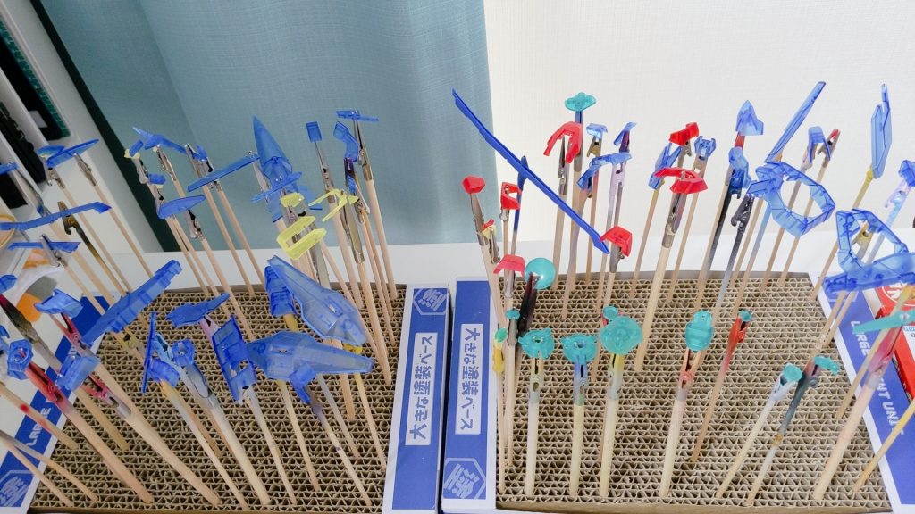 使用した塗料は白→ガイアノーツ プレミアムガラスパール青→クレオス Mr.クリスタルカラー サファイアブルー緑→クレオス Mr.クリスタルカラー トルマリングリーン赤→クレオス Mr.クリスタルカラー ルビーレッド黄→クレオス Mr.クリスタルカラー トパーズゴールド上から クレオスMr.カラー クリアー を塗りました。