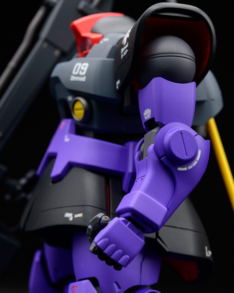 パープルは2色で塗り分け。発色を意識して明るめに調色しました。肩の付け根はメリハリを付けるためにパープルではなくグレーにしています。