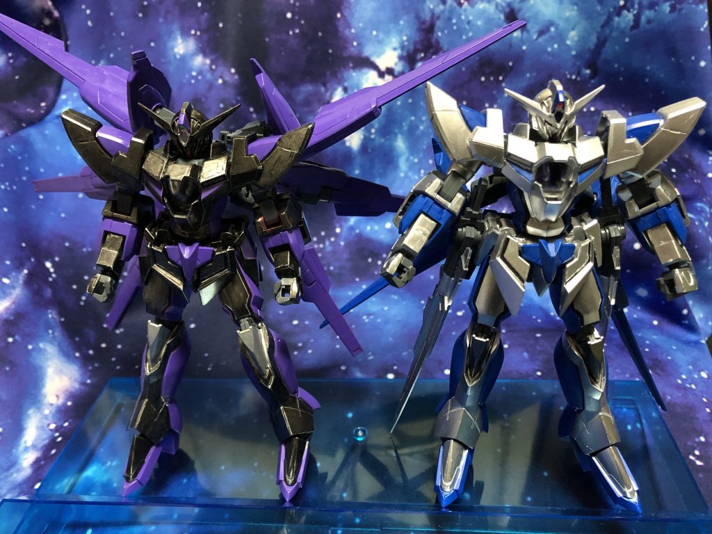 前作と並べて。元ネタの設定から抽出した2機の｢トゥルーアイズ｣ですが、元ネタ的にはそれぞれが主人公1人の宿す能力の側面……元々は1つの存在なんです。右眼の黒と左眼の銀が開く時、その眼に映るモノは——破壊か、創造か。なんて思いながら楽しく作っていました。