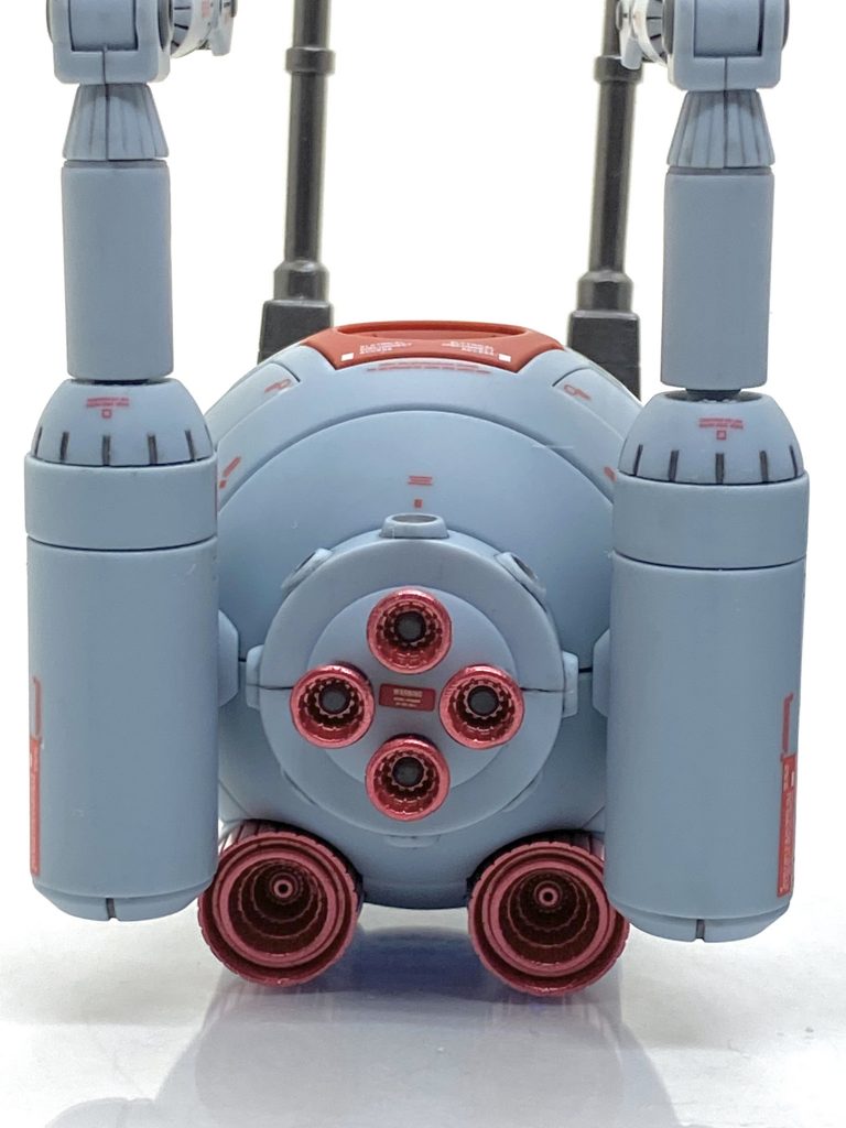 下面の接続ピンも露出するので見える位置だけ塗装しましたが最後目で忘れていてつや消しクリアー吹く直前に塗りました(汗)。