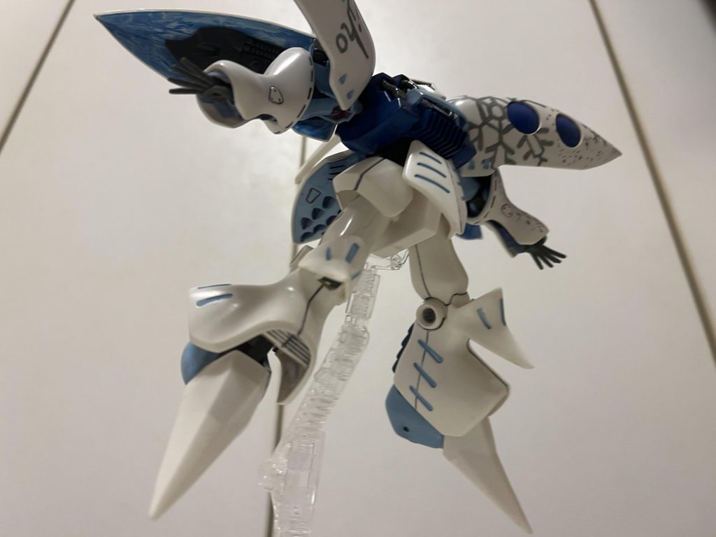 これは失敗。膝のポリキャップが見えてしまってますね。旧HGUCはこれを見えないように、見ないように鑑賞するのがエチケットですw