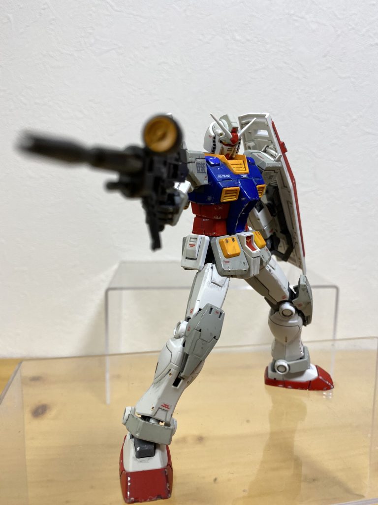 可動域が広いので、それなりにポーズが決まります。