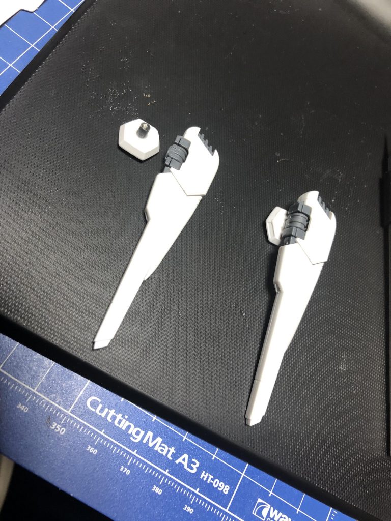 唯一の加工はサイドスカートにヴェスバーをマウントするための3mmピンを埋め込む作業です。2mmほど掘り込んで接着剤と瞬着パテで固定してます。