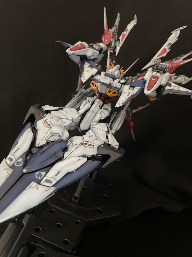 MA形態組み立て合ってるのか不安になるくらい複雑な機構。マニューバストライカーを装着するとものすごく長くなります。本体との干渉がひどくストライカーを動かしづらいのでこの形態での装着あまりおすすめしません。