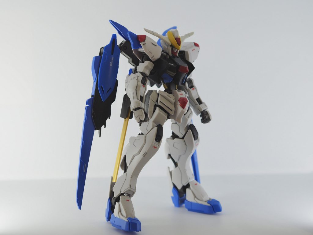 今回も塗装はアクリルガッシュです。黒、青、赤、黄、グレー部分を塗装しています。