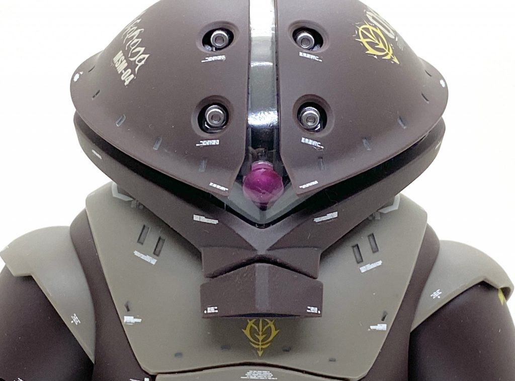 デカールはMGのアッガイ用とベルテクスのコーションをメインにジオノグラフィーのデザインを意識しながら満遍なく貼りました。MGは赤鼻のマークが折角付いているので頭と右足に貼りましたが・・・隠密用のステルス機体の割には派手になってしまいます(笑)。