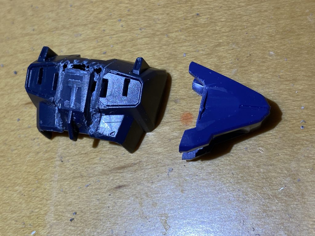 胸部パーツを接着するために双方かなり削るなど