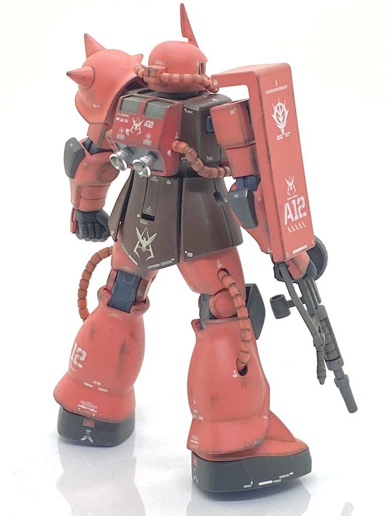 アニメの設定画重視の旧HGUCのザク系統はランドセルにバーニアが無く、これは自分もウィークポイントだと思います。無ければ付ければいいだけの事なので余っていたジャンクパーツからバーニアを見つけて付けました。シャアは通常の三倍と言う枕詞が付きますからメッキシルバーを吹き付けて出力高そうにしました。