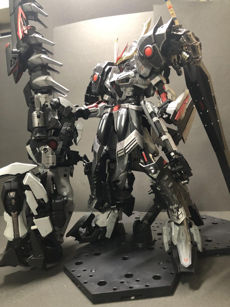 目玉かな?と思っているディバインストライカーはバラバラにして加工されていたので、思い切って着ることにしました(笑)テスタメントのあちこちに別の解釈で増加装甲として配置しました。ノワールもあちこちにちらばっているので探してみてください。