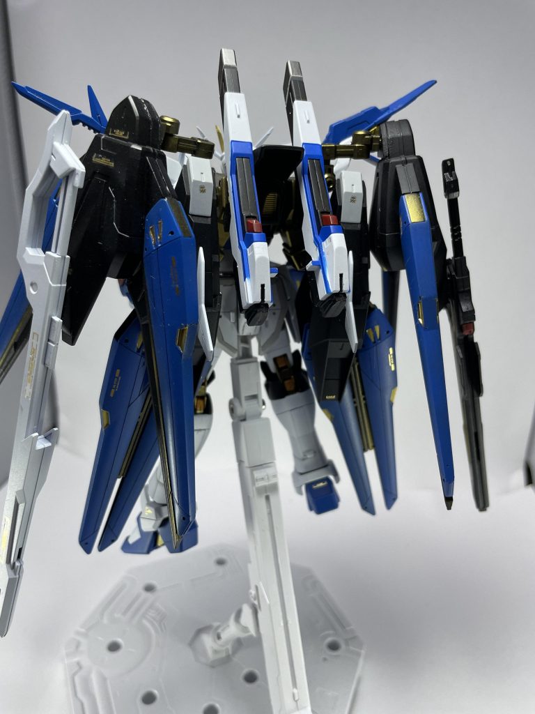 バックパックがゴツ盛りに。後ろ姿がどっかで見たことあるような気が？何に似ているのでしょう？