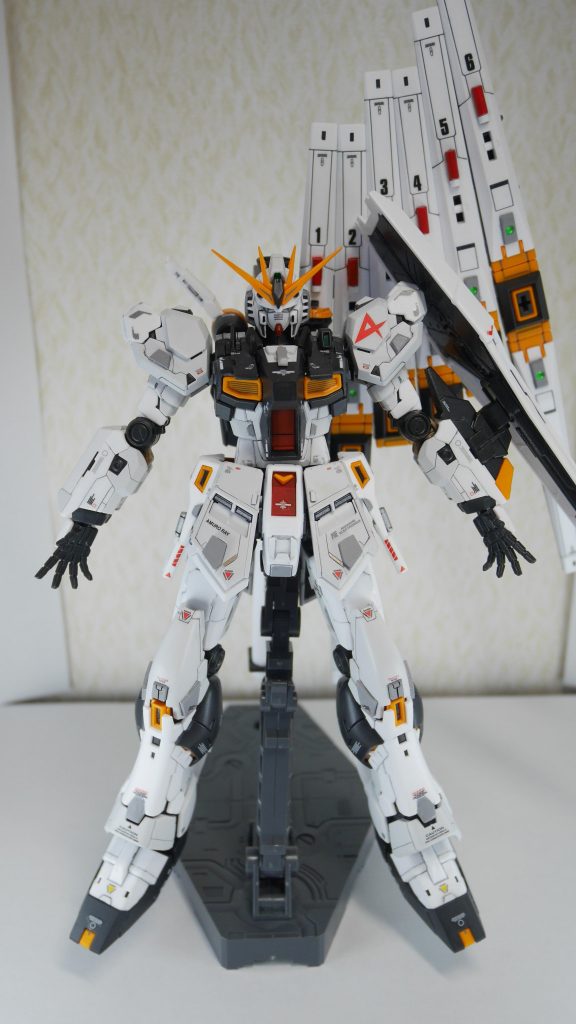 塗装は筆塗り全塗装で全体的に色味を落として落ち着いた印象になるように調整。白は3色、黒は2色、グレーは2色使っていますが写真じゃ分かりにくいですね(￣∇￣)これは私の撮影の力不足です。黄色はオレンジ寄りに、赤は黒みを入れてます。