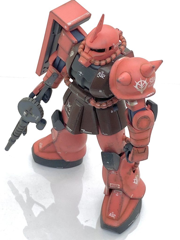 メタリック以外の部分は(クレオス)Mr.カラーGXスーパースムースクリアーを吹き付けて、今回もらいだ～Joe様のお気軽汚しを参考に(クレオス)水性ホビーカラー焼鉄色をスポンジを使ってチッピング、(クレオス)ガンダムマーカー リアルタッチマーカーブラウン1でへこみ部分に塗って神ペンでぼかし、(タミヤ)ウェザリングマスターでオイルをエッジ全体に付け、最後はススを少々付けて完成させました。