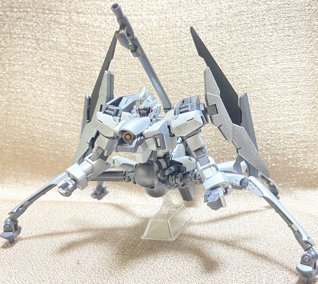 こんな風に、半分ＭＳ形態に。ガンダム  AGE2マグナムとジャガーノートのニコイチ機体ですね。……割と色々改造はしているけれど