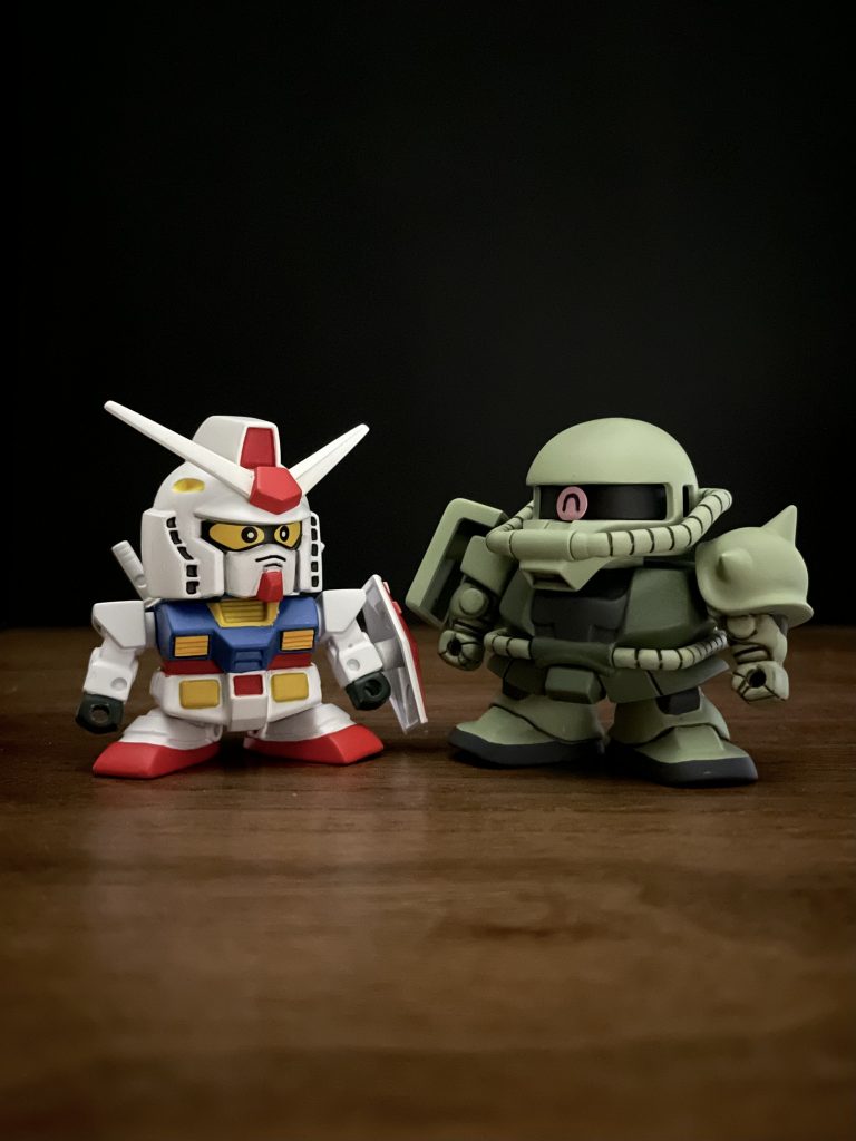 ガンダムと。以前作成したドムと同じくニッコリモノアイにしました。