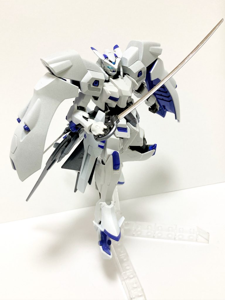 ・鉤爪鋭刀(タロンブレード) 折れず、曲がらず、よく斬れるサーベル拵えの太刀。MAに追従する無人攻撃機やMSを相手をする際に使用される武装。γナノラミネート特性を付与し、MA相手にも使用されたという記録が残っている。厄祭戦時に破損し、後世には伝わっていない。