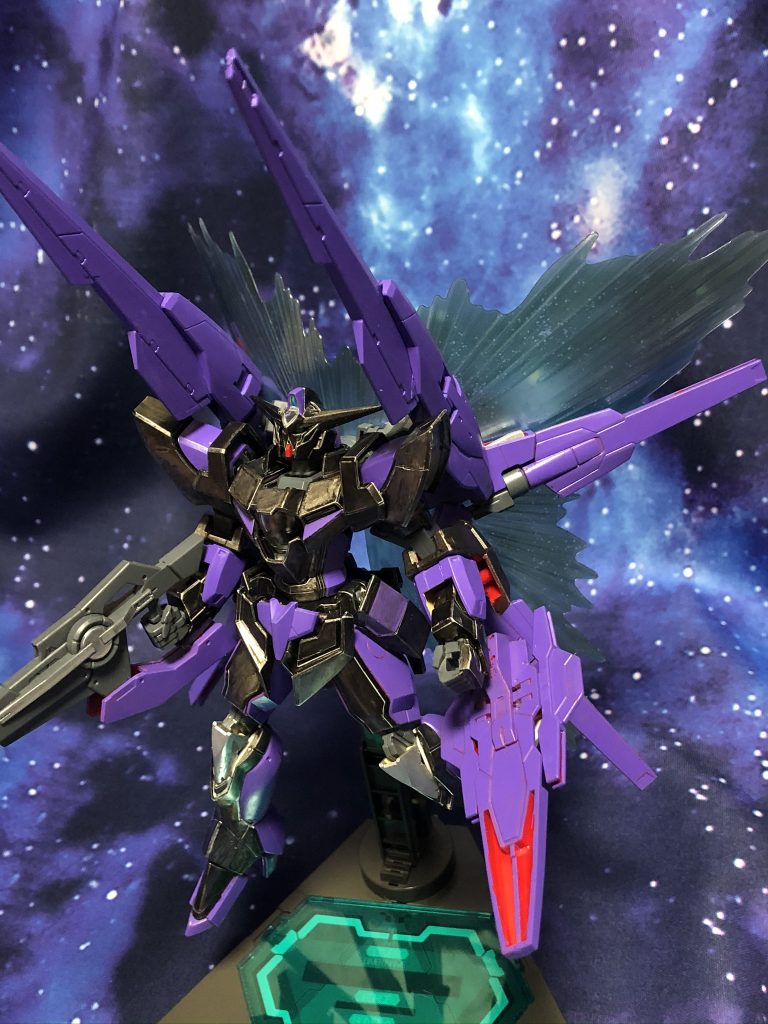 1回の出撃に1回だけ放つことができる、最大出力のアルヴァアロンキャノン射撃時にはGNフェザーが展開。遠距離・殲滅戦に強く設計されていますね。