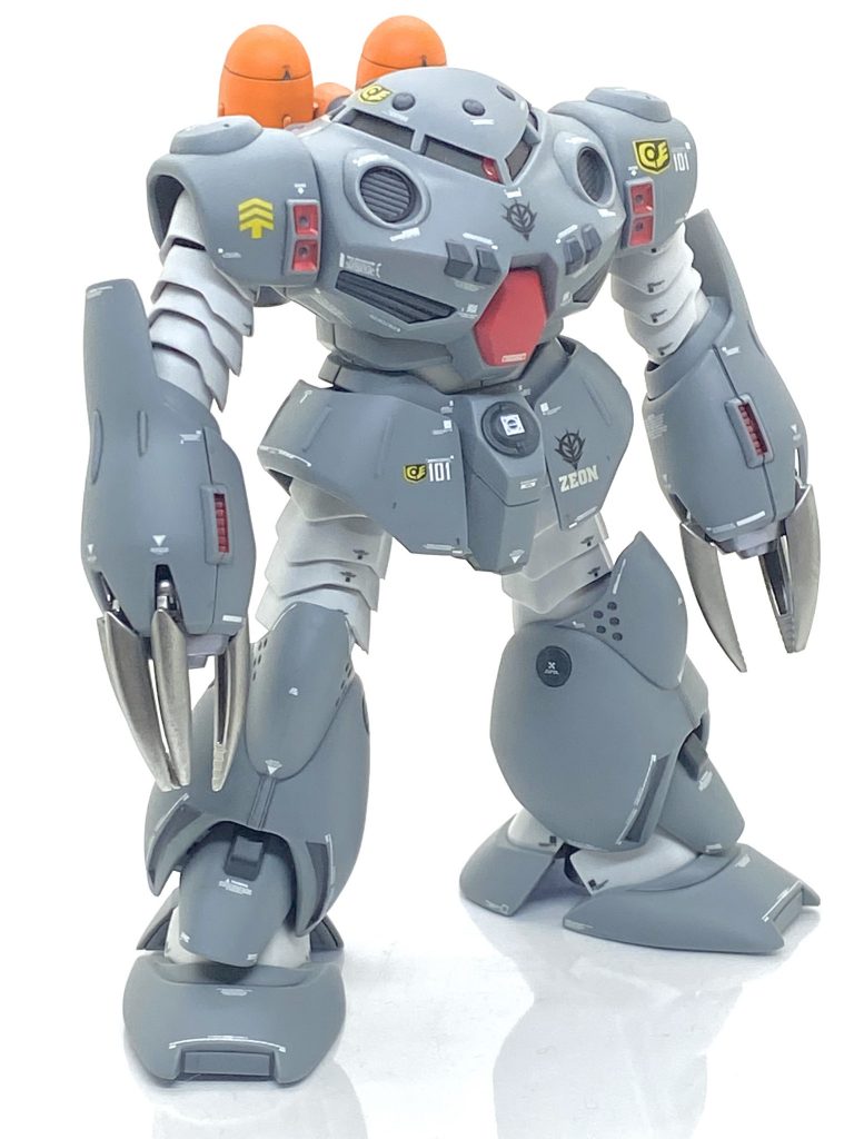 ズゴックの時もそうでしたが今回も腕と足の蛇腹部分に前後二枚づつデカールを貼りましたがこれが難儀であっという間に同じマークのが終わってしまいましたが、ジオノグラフィのズゴックのフィギュアも同じ位置にマーキングが付いていたのでリスペクト出来て良かったです。サイクロプス隊のマークは結構ガンダムデカールに収録されているのでここぞとばかりに使い、隊長のシュタイナーが使った機体をイメージしています。