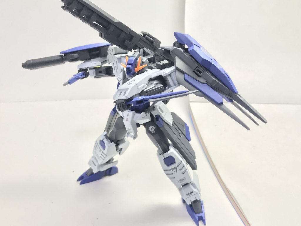 GNアサルトナイフ。クロスレンジでの接近戦に持ち込まれた際に本機が用いる奥の手であり、原型機のコマンドクアンタが用いていたものと同様にその威力は極めて高い。