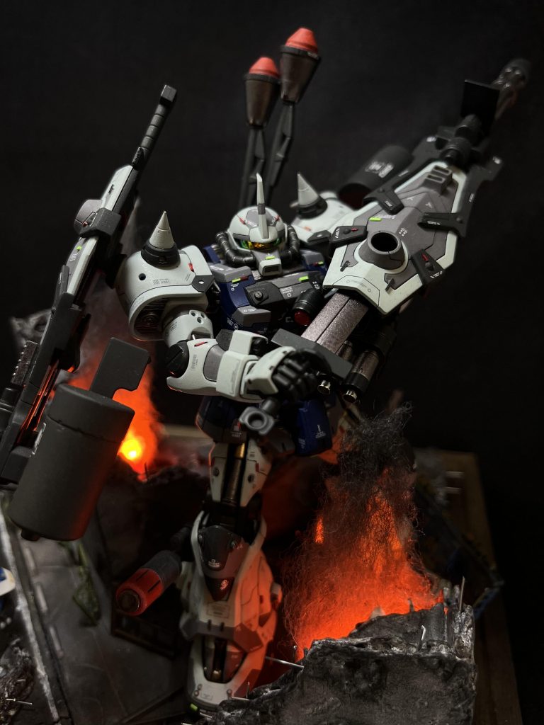 今回の主人公をアップでテーマにしておきながら解説を忘れてました。レッドチップはエバーグリーンの0.38×0.5のプラ棒を使用しました。赤を多めに、ところどころに蛍光グリーン、パーツの繋ぎ目的な使い方でダークグレーを使いました。マイクロチゼルで0.5までスジ彫りを広げて0.38の面を上に持ってくる形で埋めたところと、もともとあるモールドに合わせる形で0.5の面を上に持ってくる形で貼り付けたものの2種類をやりました。レッドチップやると精密さがグッと上がる気がしますね。