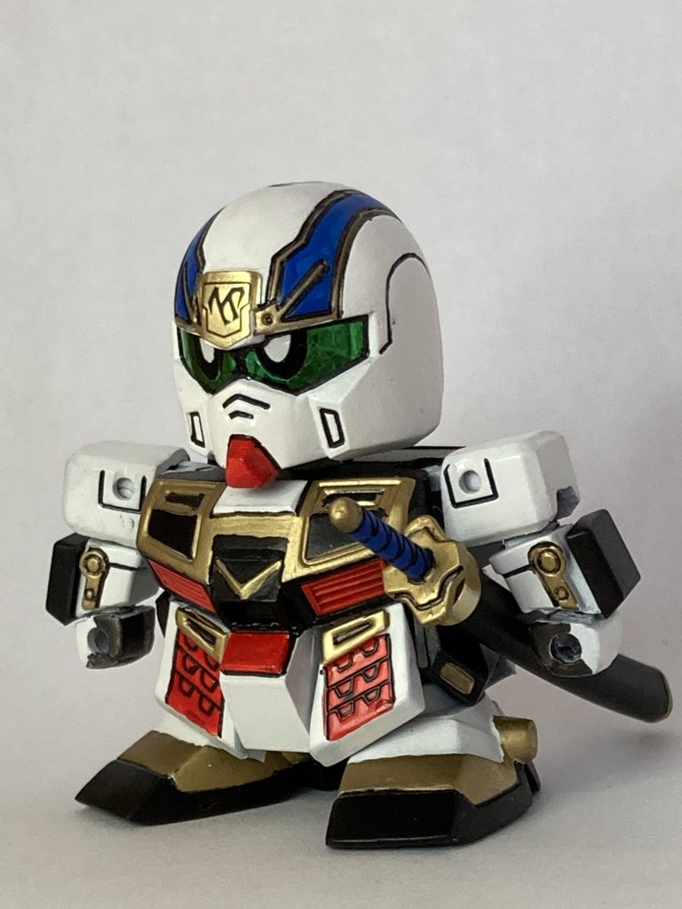 塗装はガンダムマーカーエアシステム。白塗装が多く、苦労しました。頭部の青、金ラインは筆塗り。