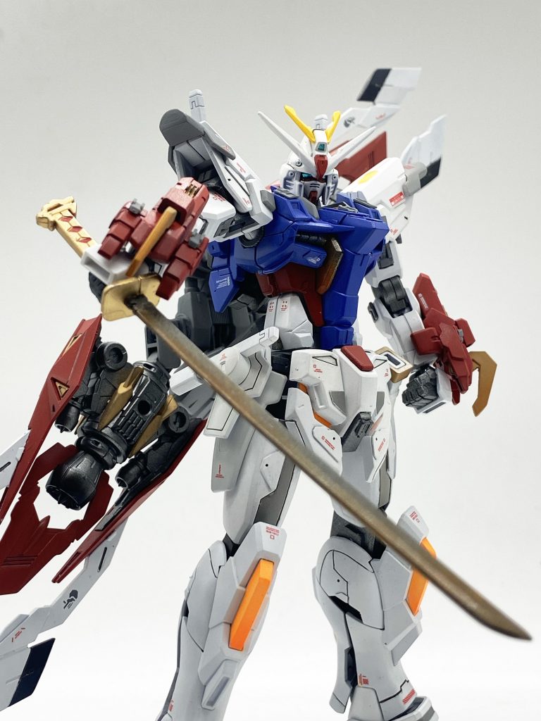 武装は左腰にマウントされてる刀とバックパック、右腰のビームサーベル。