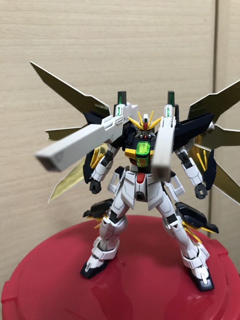 このようにしてサテライトキャノンを撃つ事ができます。ツインサテライトキャノンは銃口から放たれるビーム砲を一軸にする事でどうにかこうにかってアルベルトが言ってた※ガロードとアルベルトは同じ声優あと、タイトルでガンダム界最長距離の狙撃って書いてあるので説明すると地球衛星上から月面近くのコロニーレーザー砲をサテライトキャノンで少しずつ掠めながら警告射撃？脅しの射撃を行う芸を披露しました。