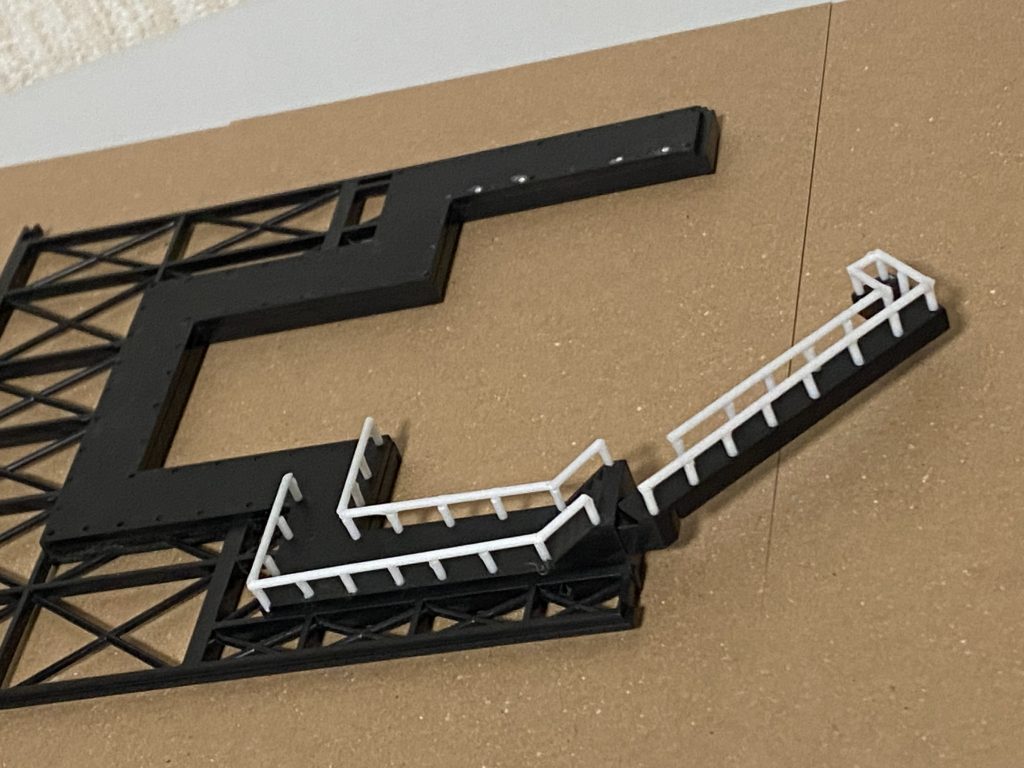 最後に手すり作成中の写真を１枚。元々の板状の手すりを切り落とし、スピンモールドで開けた穴に1mmプラ棒を刺して自作しました。雑に目検討で穴を開けたため若干ジグザグに…やり直したい反面2度とやりたくありませんwちなみに、ガンダム本体は塗装以外無加工です。