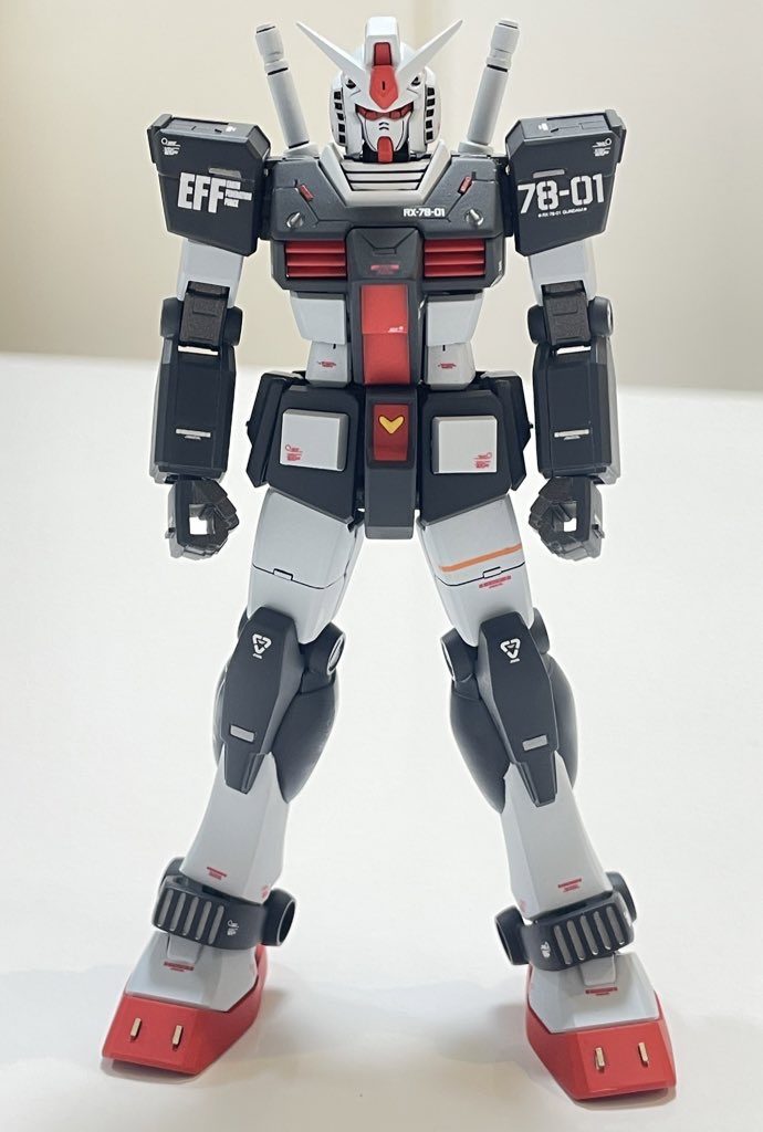 プロポーションの変更はしておりません。両アンクルガードが特徴的なため、バーニアを貼り付け、隙間をパテで埋めました。気泡処理に難渋しました。