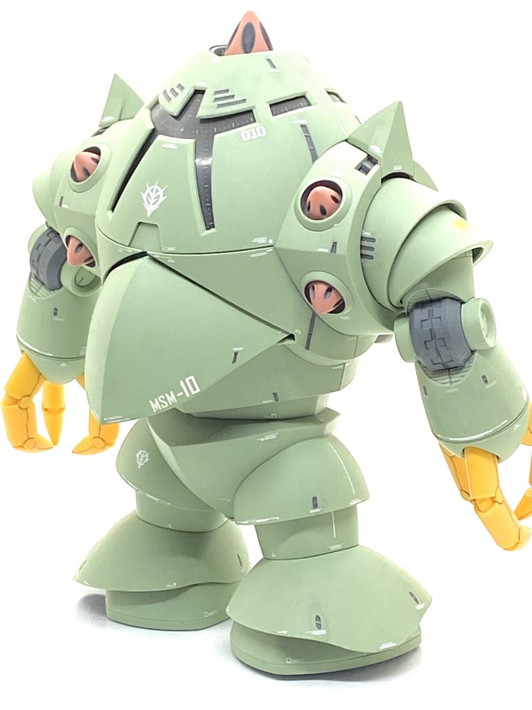 ほぼ完璧に色分けされているので部分塗装したのは装甲裏や凹部のグレーだけで楽でしたが肩や腕の合わせ目は挟み込みの上に挟み込みなので段落ちモールドにしたり接着して合わせ目を消したりと箇所によって処理方法を変え、消えきらない所は白のラインデカールを貼って誤魔化して目立たない様にしています。おかげで多少は間延びしてないのですが・・・面が広い箇所が多く少しスジ彫り入れても良かったと感じました。