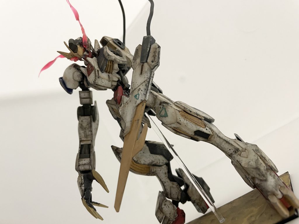 ツインアイのエフェクトは伸ばしランナーで両面テープで止めてます。