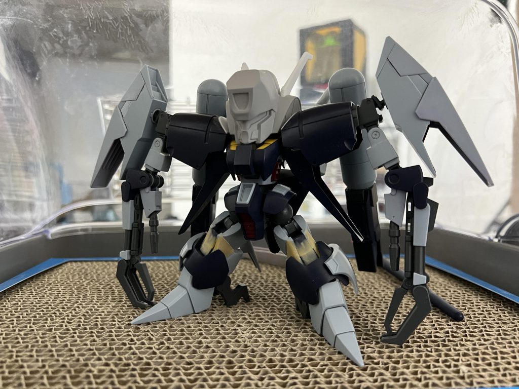 短縮化したスネはエポパテでフラットに修正しています。二の腕はプラ板で蓋をしました。