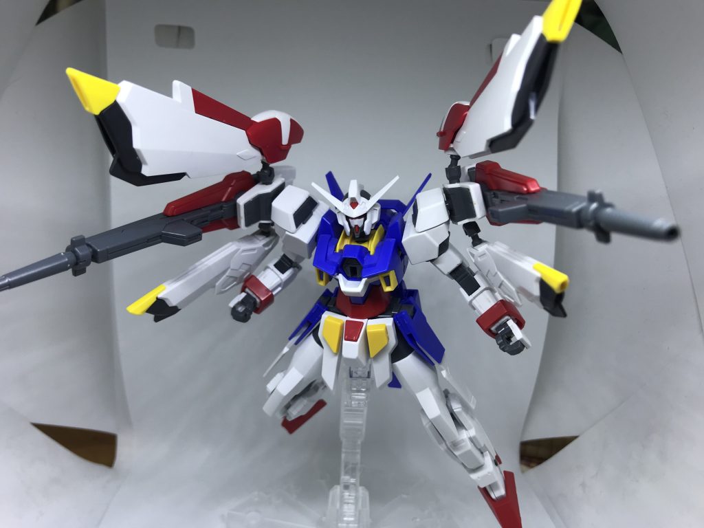 ウイングにはビーム砲を内蔵しているためツインドッズライフルと同時に構えてフルバーストモードをとることができる。圧倒的火力で相対した敵部隊を圧倒する。