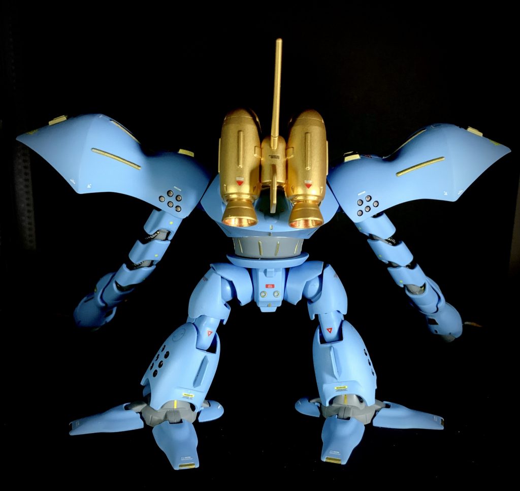 バックパックは始めは成形色のオレンジで行こうかな？と考えてましたが、他をゴールドで塗る内にバランス悪く感じて、こちらはスプレー塗装しました。ここまでゴールド多いと若干、オーラバトラー感出てきましたw