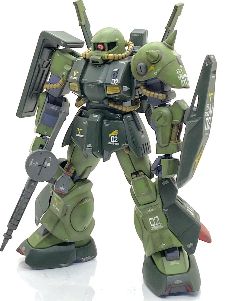 HGUC No.12 RMS-106 ハイザックを成型色仕上げ＋αで作ってみました。ハイザックはHGUCのかなり早い時期にリメイクされましたから合わせ目も大変多い上に関節も二重関節ではない為にポージングもしにくい、しかも塗り分けも相当多いという成型色仕上げでも難キットだと思います。MGも作った事があるのですが・・・こちらは好キットで作りやすい上に可動もそこそこでしたから素立ちでも決まっていたとも思います。ただHGUCもハイザック特有の独特なプロポーションは中々良いですし、成型色も悪くないので作りたくなってしまいます。自分は大幅な改造とかはとても無理なので成型色を活かし塗り分けは頑張り、今回もカトキ風のハイザックを目指す事にしました。