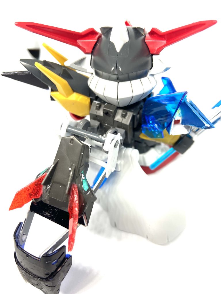 背面はこのような形主にアスタロト、グレイズの背パーツをプラ板を使って可変用に改造しています龍の顔を模したパーツはSDのバルバトスのパーツを改造しています。