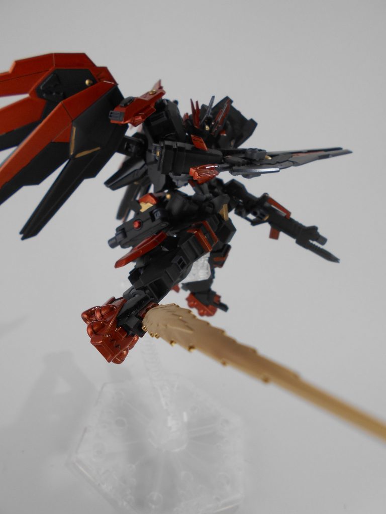 脚部ビームソード、「デファム」。足の甲部にヘリオスのビームソードを追加しています。「デファム」はドイツ語で「幻魔」のアナグラムです。