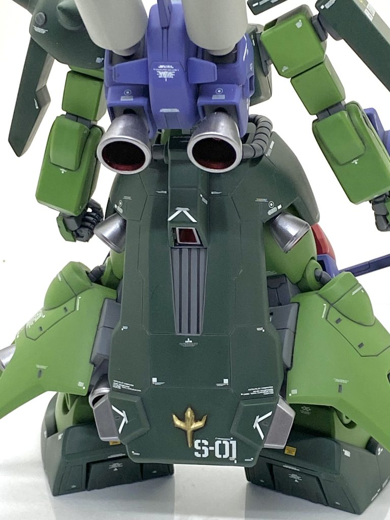 後方部から。一部オリジナルの塗り分けとスジボリ、メタリックのバーニアと白のデカールのおかげで最新キットと遜色ない物になれたと自分は思います。