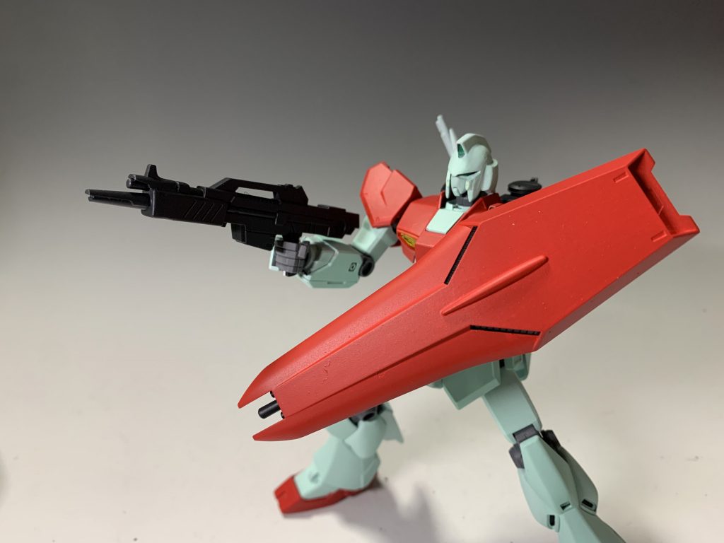 ジム感を出すためにアンテナ取っ払ってバルカンもまとめてパテ埋めと、への字口も無くして顎削りをしています。武器に関してはライフルの砲身短縮もしています。