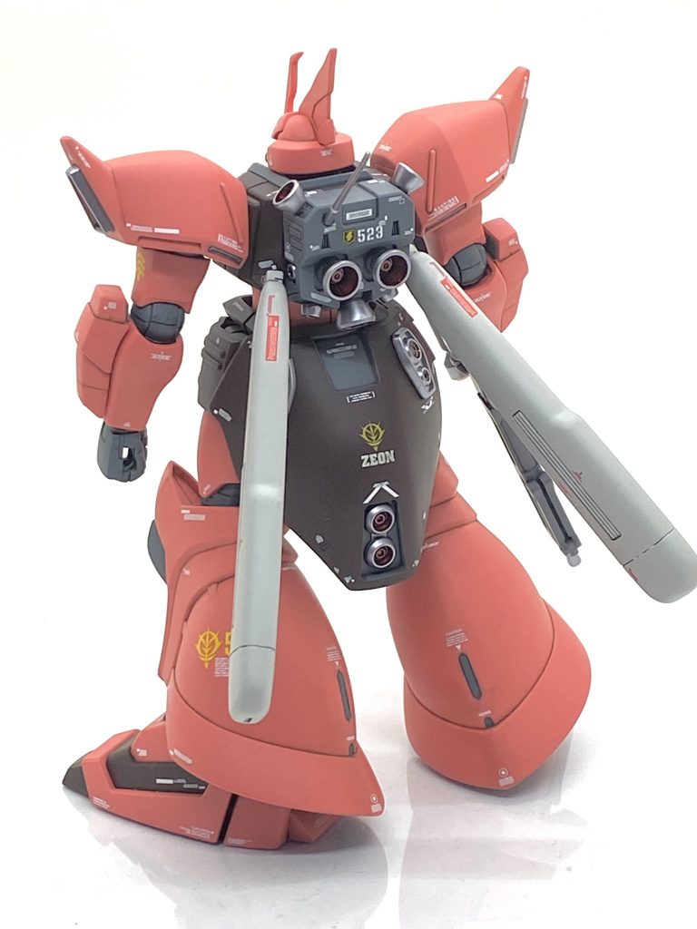 塗装箇所とカラーレシピ本体ピンクの一部合わせ目部→(クレオス)旧ガンダムカラーピンク3大型ビーム・マシンガン本体、装甲裏等→(クレオス)新ガンダムカラーMSグレージオン系プロペラントタンク→(ガイア)ニュートラルグレー2各部バーニア外部、大型ビーム・マシンガン砲身→(ガイア)フレームメタリック(2)各部バーニア内部→(タミヤ)エナメル・クリアーレッド