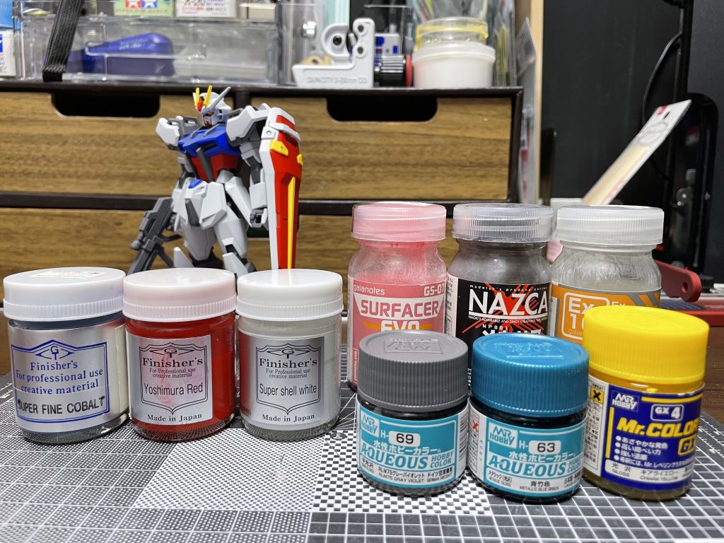 使用塗料。フレームなどのグレーはメカサフ。赤青黄の下地はピンクで。センサーは青竹で筆塗り、スミイレも水性のグレー使ってます。