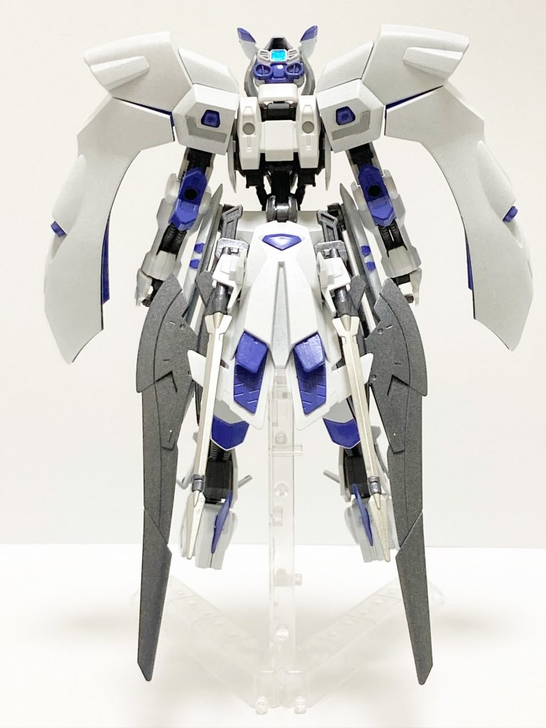 ・主翼(メインウィング) 本機の肩に装備されている大袖。重力制御を行い、空中を自在に浮遊することができる。厄祭戦時に破損し、後世には伝わっていない。・尾翼(テイルウィング) 本機の腰部後面に装備された大型ブースター。大太刀と刺突剣が2振りずつマウントされている。厄祭戦後にも伝わっている翼の一つ。