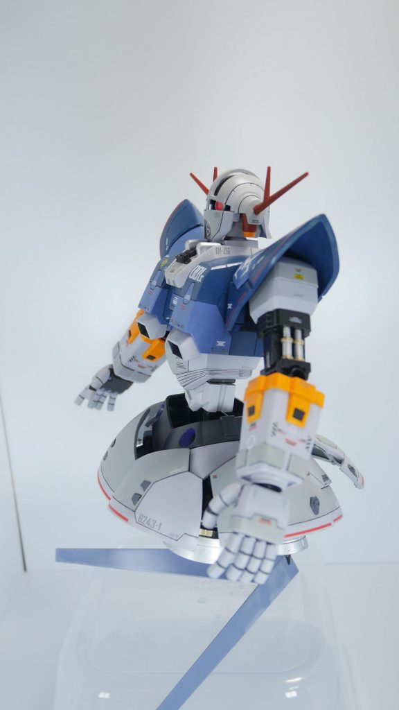 〈肩〉・1㎜プラ板で全体的に厚み増強とパネル割りの追加。筋彫りも追加〈腕〉・上腕と前腕4mmずつ延長し腹部延長とのバランス調整。・上腕の延長部位の穴埋めにランナーで作ったパイプを使用・前腕は黄色の部分を削り出しし、ダクトディテール追加。グレー部に装甲も追加