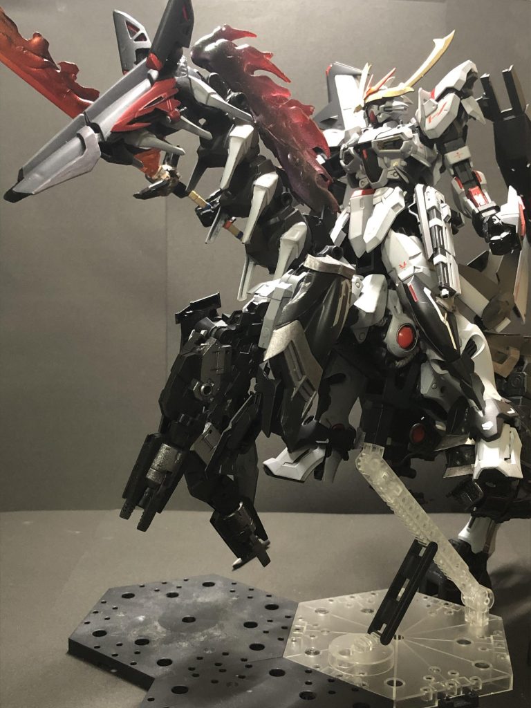 ヒヒ〜ンな感じ。さすがにスタンドないと後ろ足のみは無理ですが、4本足ではかなりの着地性があります。長距離砲で薙ぎ払ったあとの「全軍突撃ぃっ!!!」の雰囲気です。