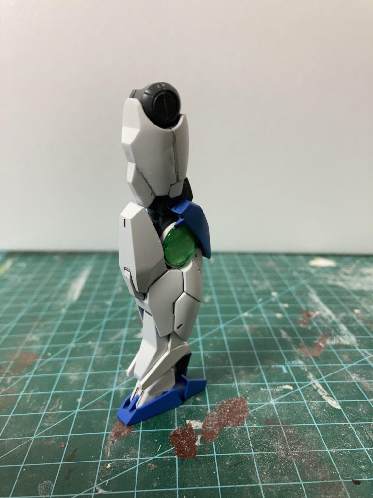 脚部です。アースリィからの移植ですが、クアンタの膝下を切り落とし、アースリィの膝下に合う様にヤスリがけして嵌め込んでいます。GNコンデンサー部があることでグッとダブルオー系統を感じさせる工作になったと満足しています。