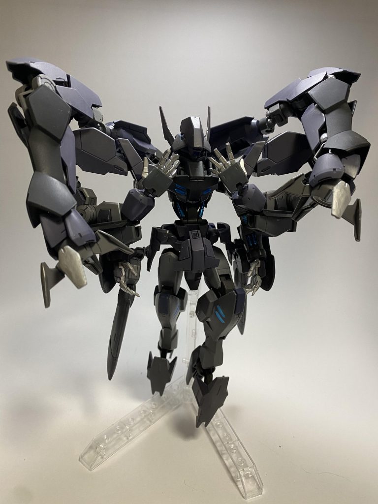 グレイズ・モード本機の基本的な形態。モビルスーツ特有の機動性を犠牲にして圧倒的な防御性能と格闘戦能力(特に肉弾戦)を獲得した。