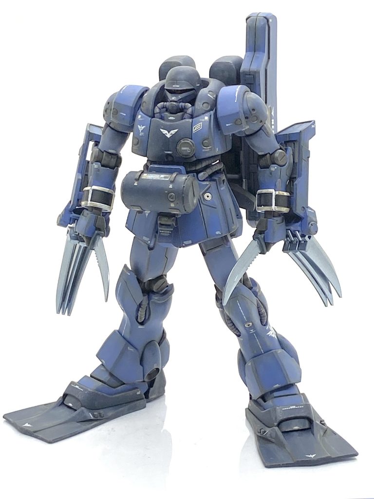 HGUC ゼー・ズールを成形色仕上げ＋αで作ってみました。ガンダムUCのガンプラは多数出ていますが自分はユニコーンガンダムしかガンスタ様ではアップした事が無く、自分で意外と思っていました。作品が嫌いな訳ではなく、シナンジュやバンシィ、クシャトリヤ、デルタプラス・・・と様々な機体が好きなのですが特に気に入っているのはザクの影響が濃いギラ・ズールでギラ・ドーガよりもジオンスタイルだと思い、デザインしたカトキハジメ氏は流石だと思いました。ギラ・ズールも様々なバリエーションが出ていて、特に水陸両用でズゴックのアイアン・ネイルのデザインを受け継いでいるゼー・ズールは一目見て気に入ってしまい「これはキット化されたら作りたい！」と思っていましたが袖の部分だけは大変だなとも思っていました。HJの2022年04月号に自分が崇拝してます(笑)らいだ～JOE先生の特集だったのでHJを見ながら改めてお気楽汚しを復習して実戦する事にしました。