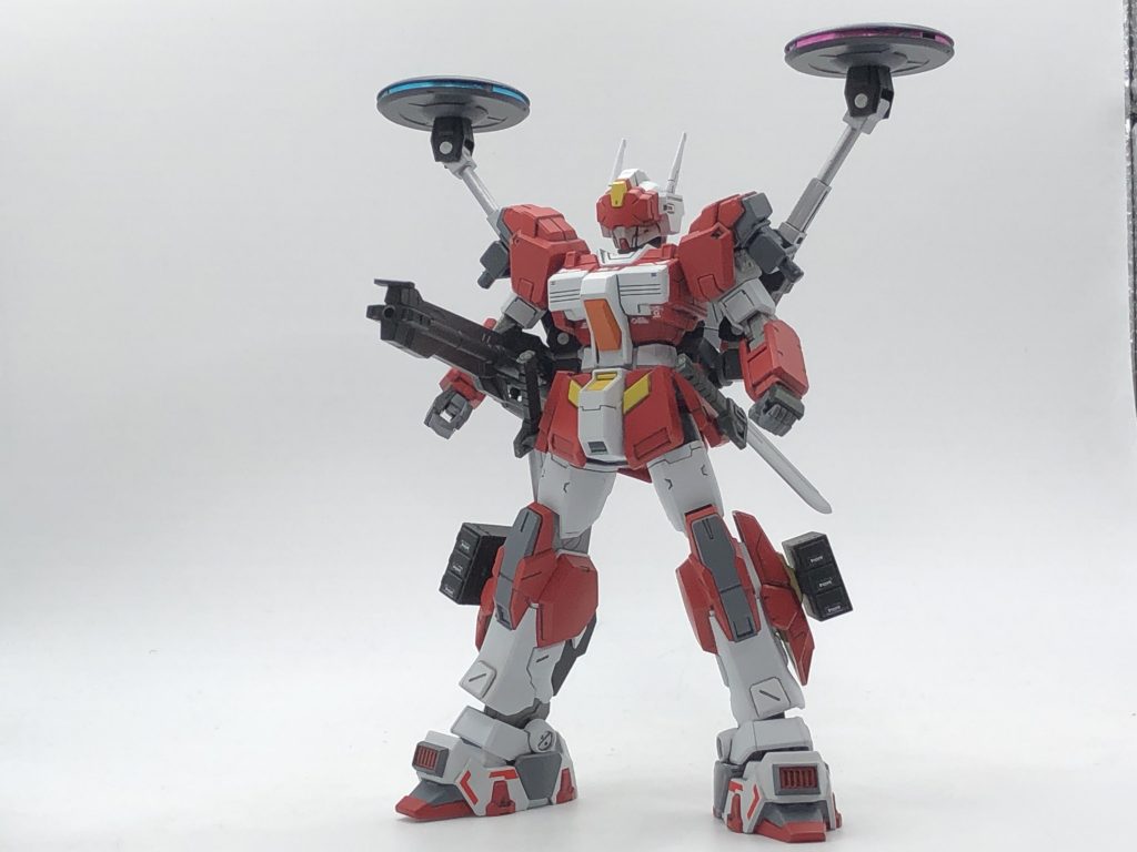 アーマーパージ後。ノーマル版との違いはビームランチャーの位置、肩ミサイルの有無、脚部等。