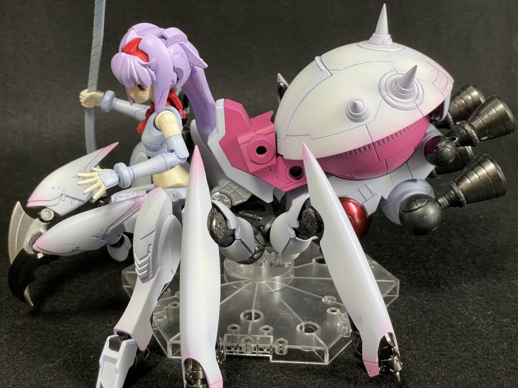 結構ポーズがつけにくく、動くところは多いけど干渉して動かせないです…