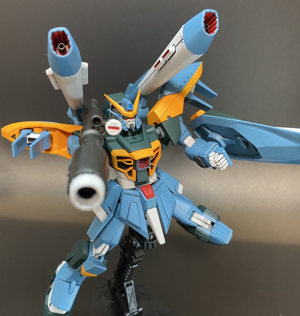 カラミティはキャノンのジョイントをボールジョイントに変更し、胸部ダクトをくり抜いています。