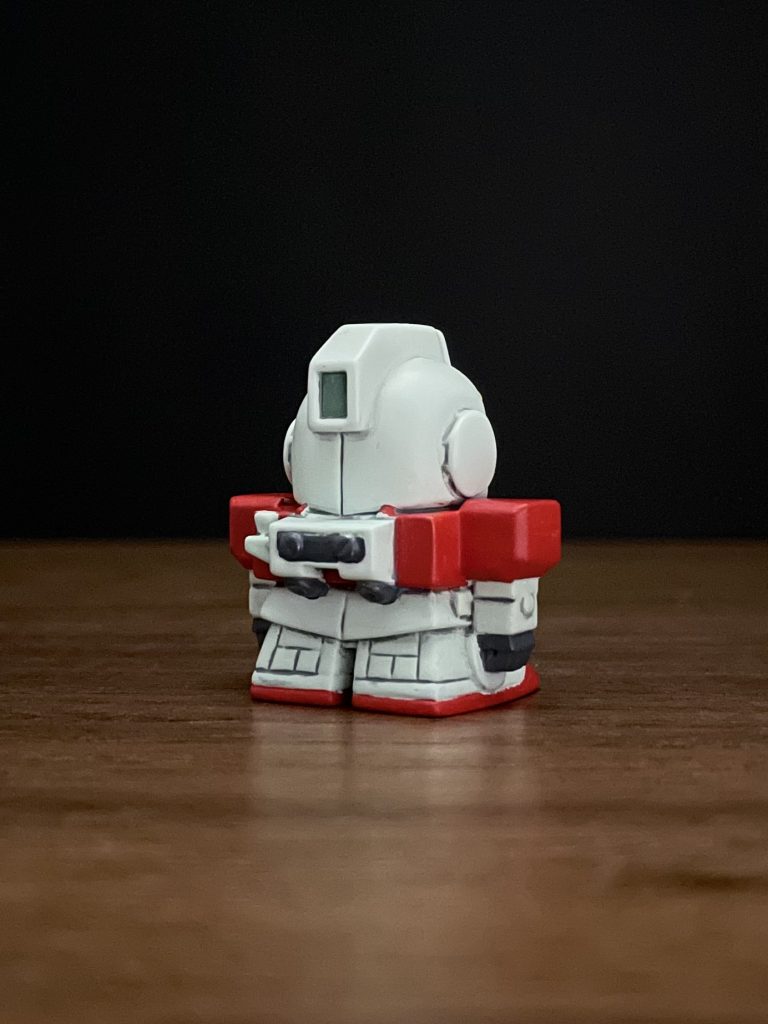 メインカラーは薄緑ホワイト。バイザーや赤、黄、グレーのパーツは筆塗りでムラムラです。